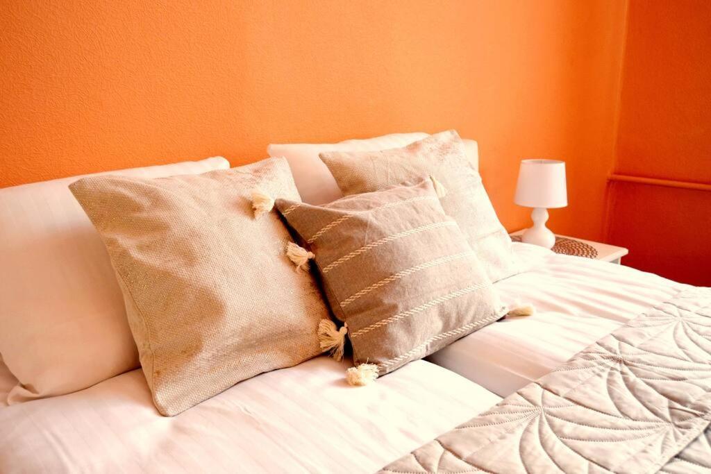 Spacious Old Town Family Peachy 2 Bedrooms Apartment, Nearby The Presidential Castle Apartment Riga